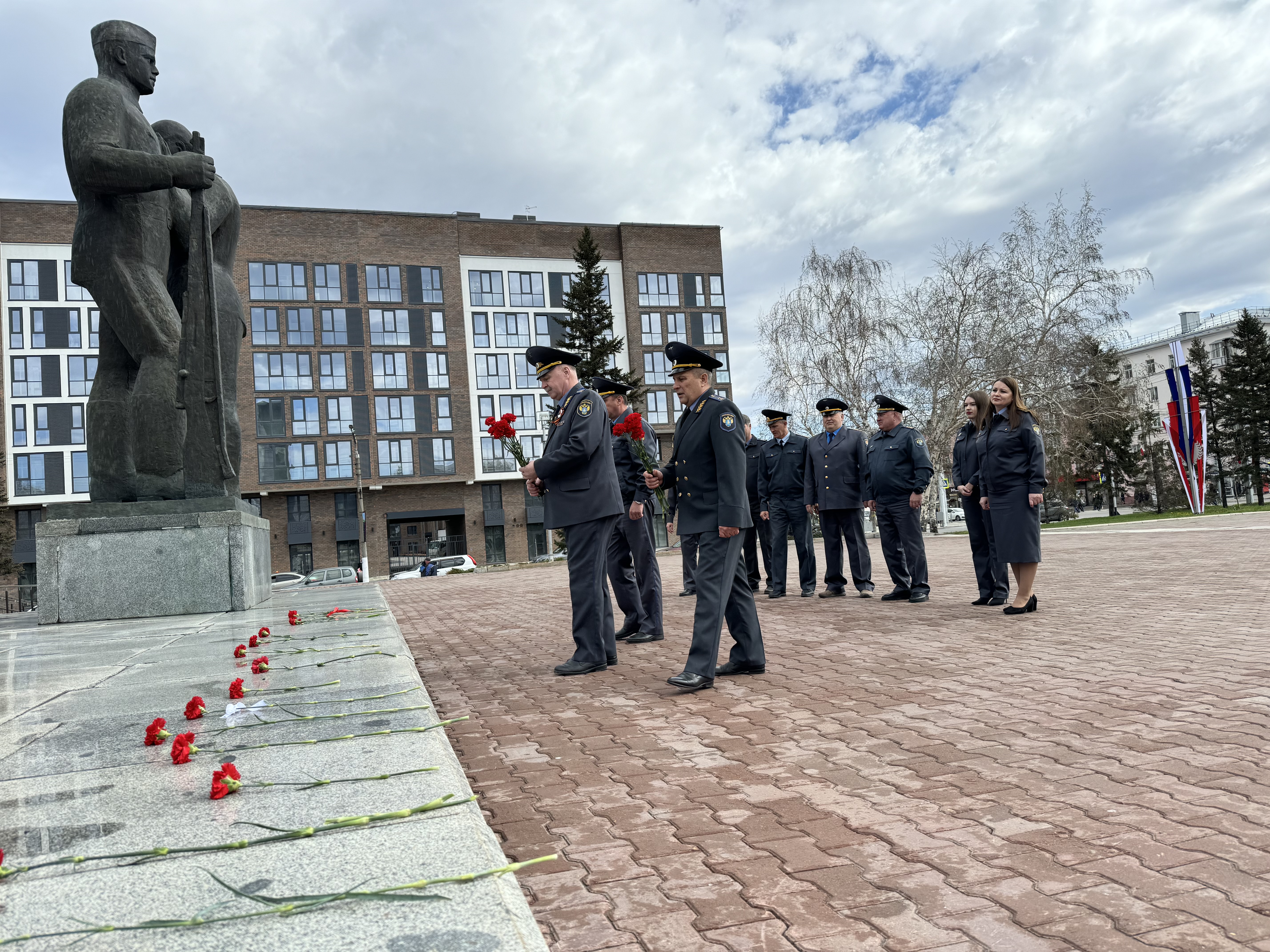 Руководство и сотрудники МТУ Ространснадзора по СФО возложили цветы к Вечному огню